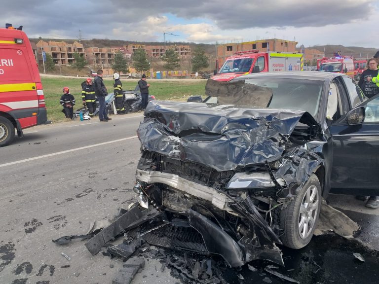 FOTO 4 răniţi după un impact violent între două autoturisme în Cristian