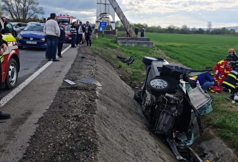 FOTO Două persoane au murit în urma unui grav accident rutier
