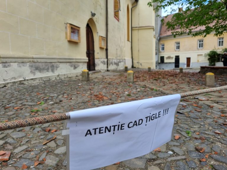 FOTO: Acoperişul Bisericii Evanghelice Mediaş, distrus de o furtună