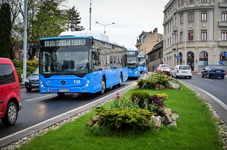 VIDEO Noile autobuze Mercedes intră pe traseele Tursib. Se introduc biletele digitale