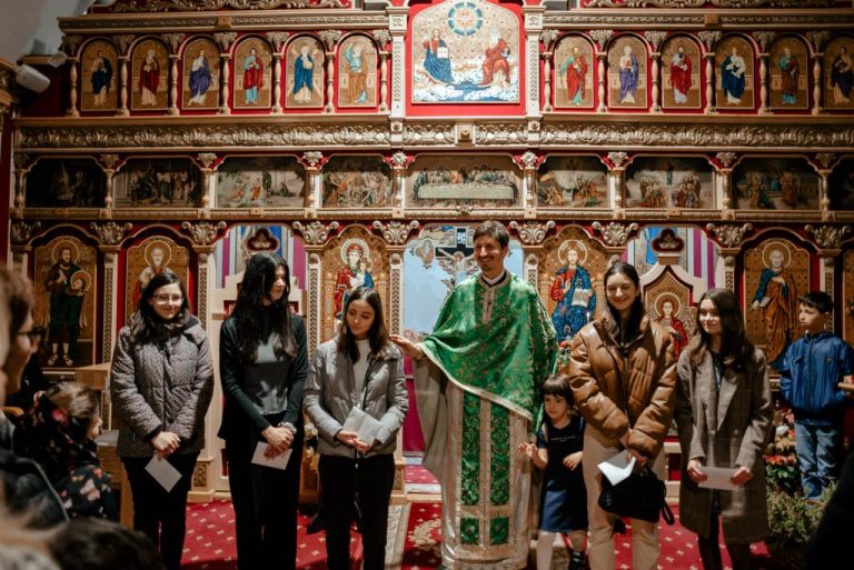 FOTO Daruri de Paşti din partea Bisericii din Cimitirul Ortodox Mediaș pentru persoanele nevoiaşe