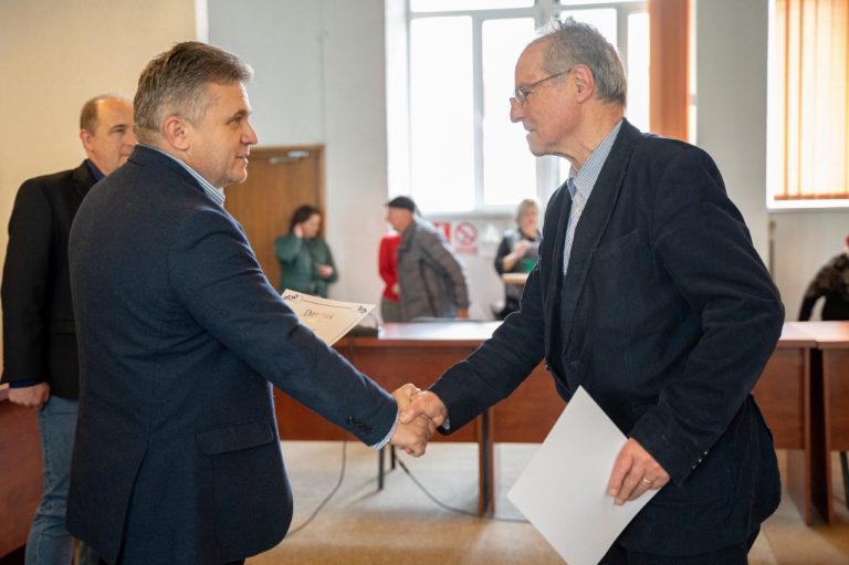 Premii pentru cuplurile de aur și medieșenii care împlinesc 80 și 100 de ani de viață