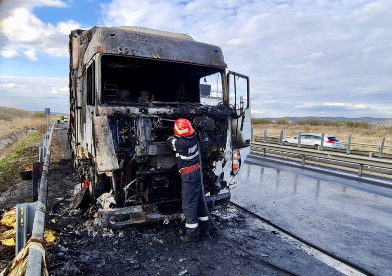 FOTO Autocamion cuprins de flăcări pe A1, în zona Aciliu
