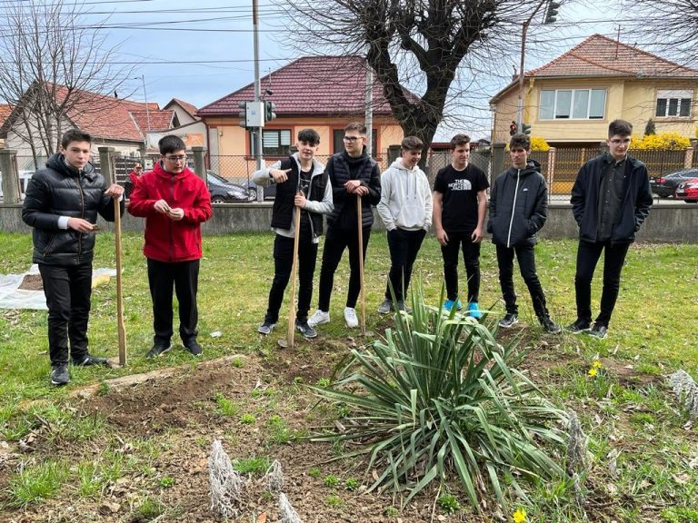 FOTO Liceul “Axente Sever” a dat startul plantărilor în cadrul programului Eco-Școala 2022