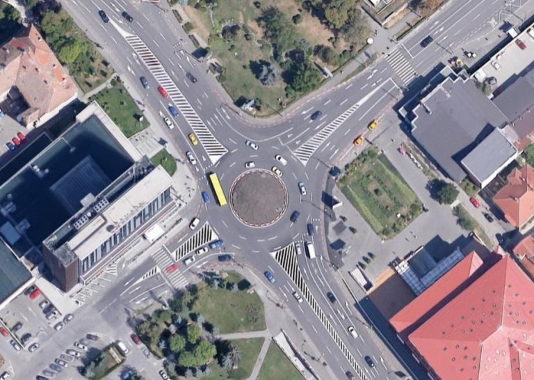 Atenție! Schimbare de priorități în zona giratoriului din Piața Unirii, spre parcarea Cazarma 90