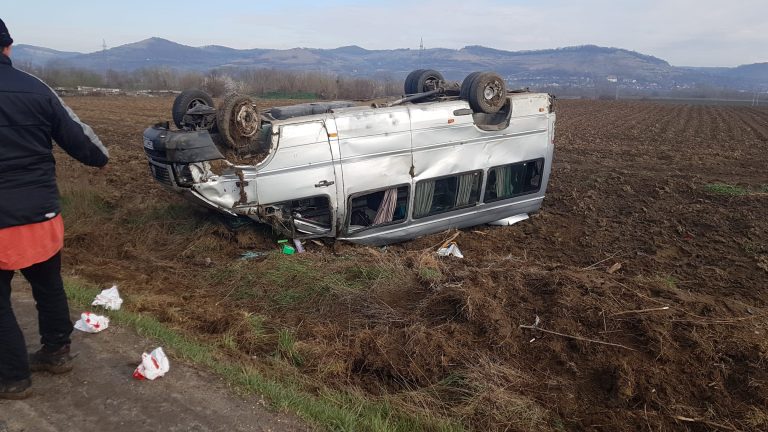 ULTIMA ORĂ: Microbuz răsturnat pe DN 1 în zona Veștem după ce a fost lovit de un camion