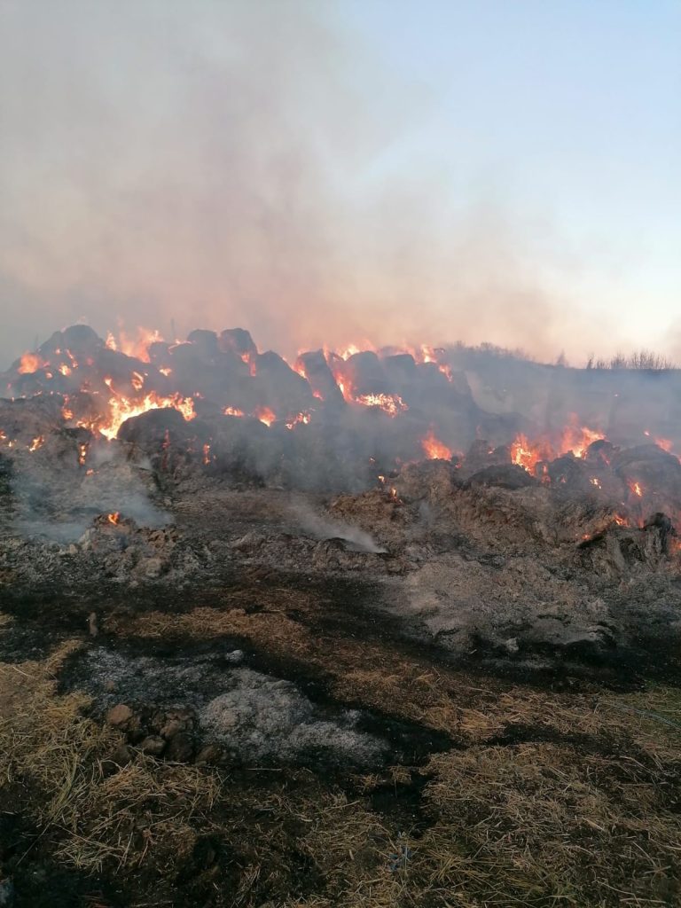 FOTO Pompierii din Sibiu și Alba au intervenit toată noaptea pentru stingerea unui incendiu