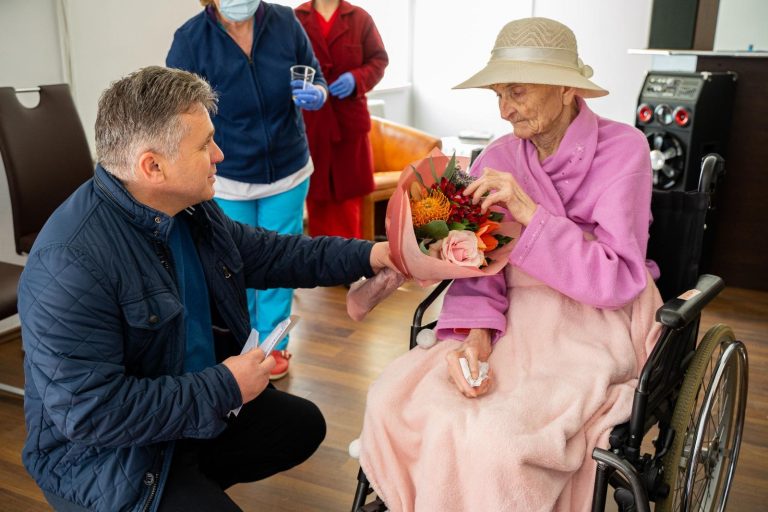 FOTO Flori, diplome şi premii pentru 3 femei din Mediaş care au împlinit 100 de ani