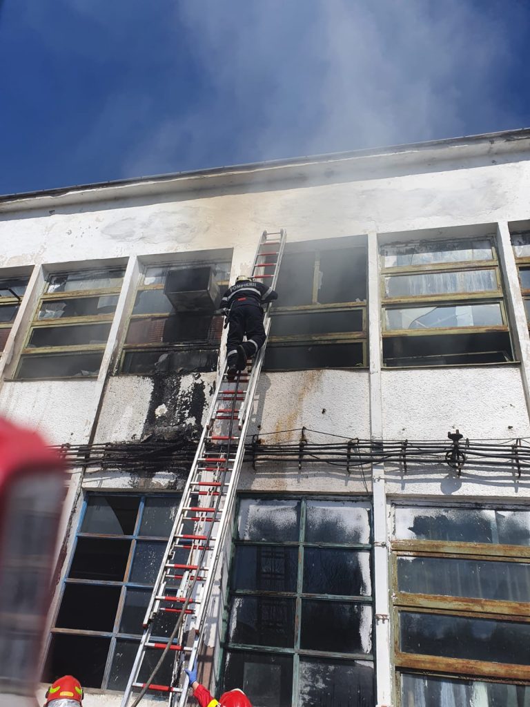 FOTO Incendiu la un utilaj, stins înainte să cuprindă mai multe butelii de oxigen şi acetilenă