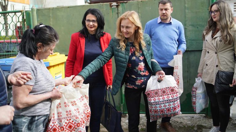 FOTO Vârstnicii nevoiaşi din Sibiu, sprijiniţi în cadrul campaniei „Învăţăm prin fapte”