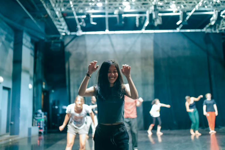 12 pasionați de artele spectacolului, norocoși să participe la un laborator al artistului Viktor Černický