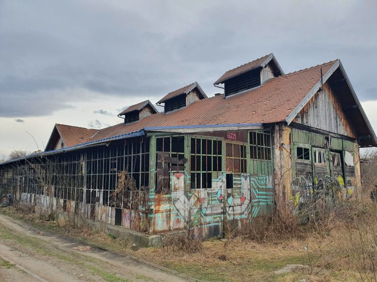 „Prietenii Mocăniței” caută voluntari pentru a curăța depoul din Sibiu