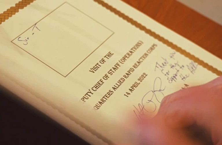 Generalul american Roger Cloutier, „arestat” în Mariupol, a fost în Sibiu și a apărut viu și nevătămat alături de comandantul centrului NATO, general Dragoș Iacob