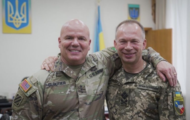 Misterioasa poveste a generalului locotenent Roger Cloutier, comandatul Forțelor Terestre ale NATO, „arestat” în Mariupol și reapărut în Izmir