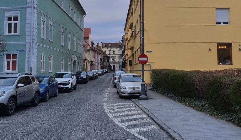 Primăria desființează 13 locuri de parcare în centrul Sibiului