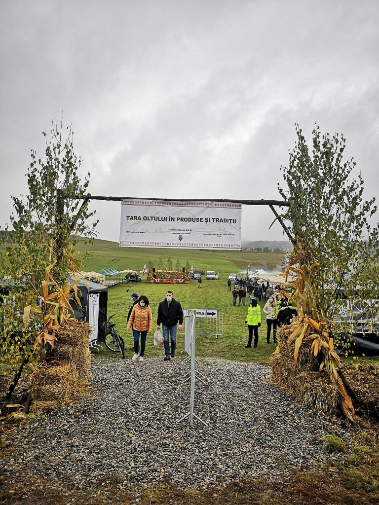 Produsele și tradițiile din Țara Oltului, într-un festival la Bradu