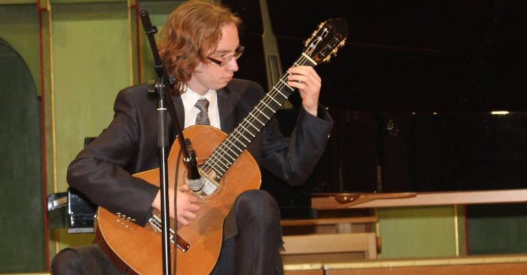 Weekendul începe cu un recital de chitară, în Sala Oglinzilor