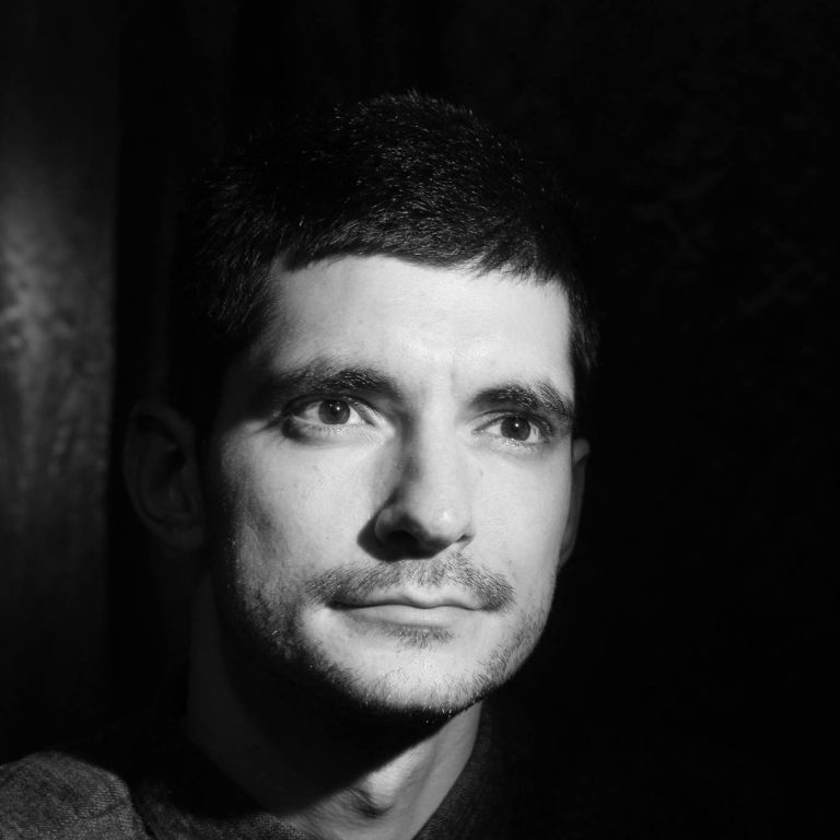 Inspirat de șase specii de papagali, artistul Alexandru Cînean deschide o nouă expoziție de pictură