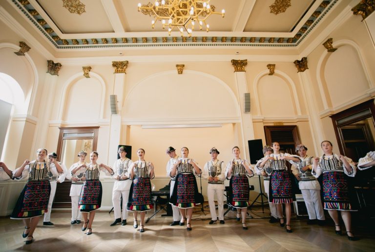 Elevii Școlii Populare de Arte sărbătoresc 1 Iunie prin cântec