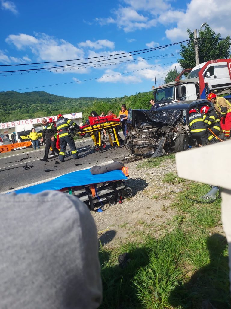 FOTO Accident grav pe Valea Oltului. O femeie este încarcerată
