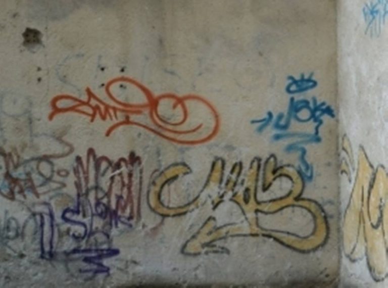 Amenzi de până la 6.000 de lei pentru însemnele şi desenele făcute pe pereţii clădirilor