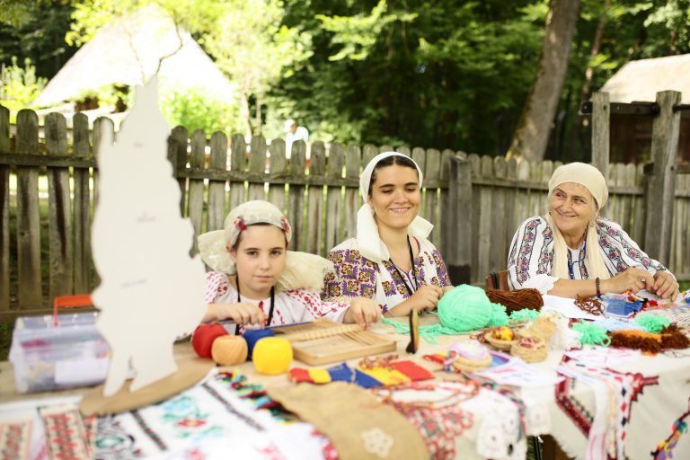 Ateliere de brodat, cojocărit și împletit pănuși de porumb, în Muzeul din Dumbrava Sibiului