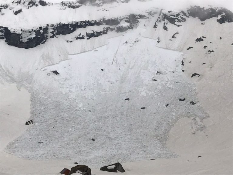 Avalanşă „considerabilă” în Munţii Făgăraş. Avertizări transmise de Salvamont Sibiu