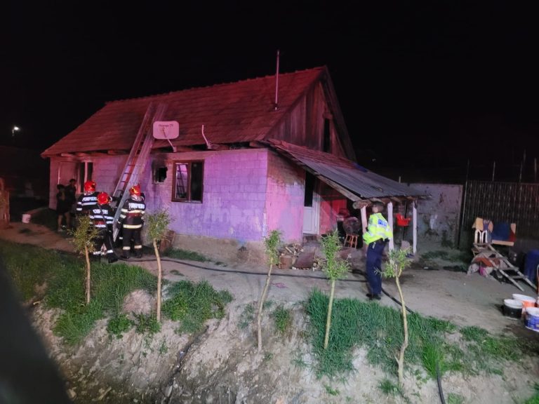 FOTO Casă din Șeica Mare, afectată grav de un incendiu