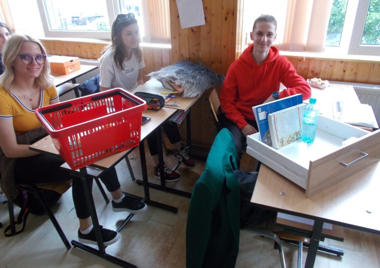 FOTO Elevii unui liceu au renunțat la ghiozdane. Metodele inedite pentru depozitarea caietelor și cărților