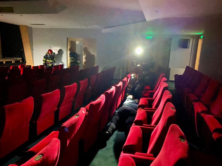 FOTO „Incendiu” la Teatrul Radu Stanca Sibiu. 3 persoane au rămas „blocate” în interior