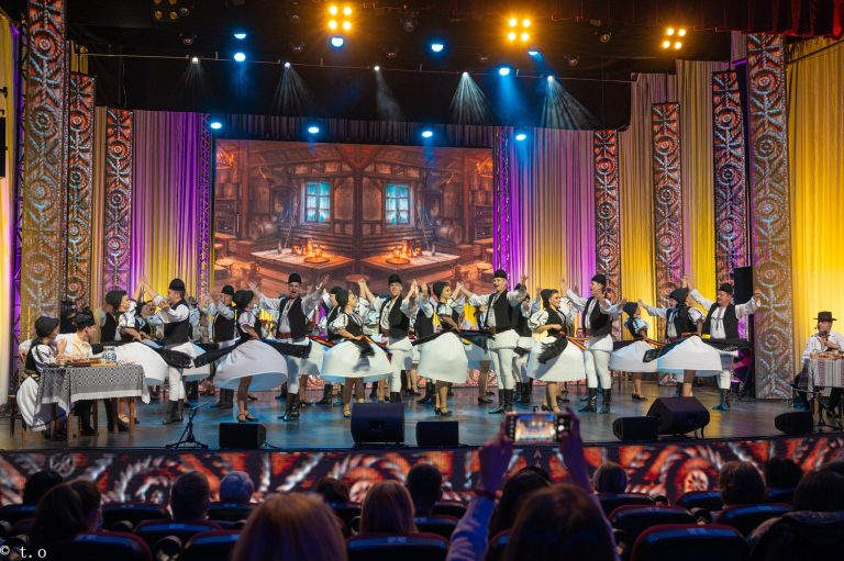 Junii Sibiului sărbătoriți la Festivalul Național de Folclor „Ioan Macrea”