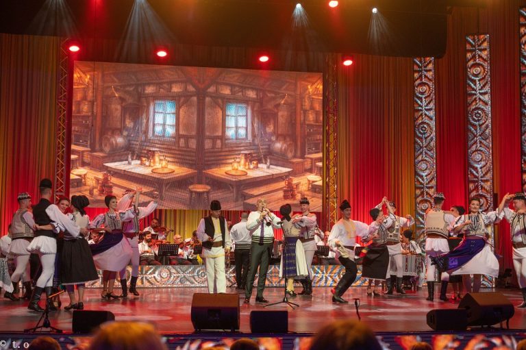 Junii Sibiului pleacă la Iași cu spectacolul „La crâșma din Dealu’ Mare”