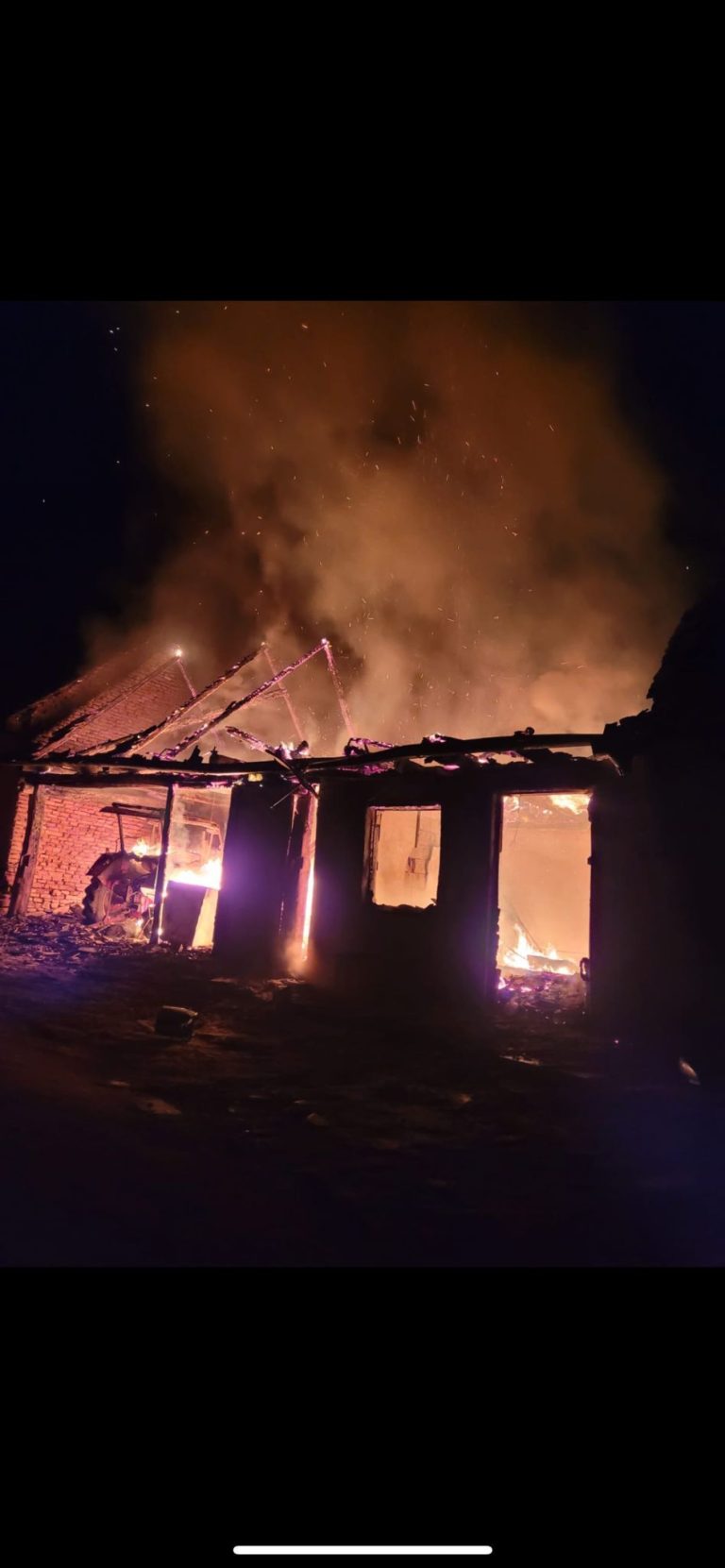 FOTO Locuință distrusă de un incendiu violent