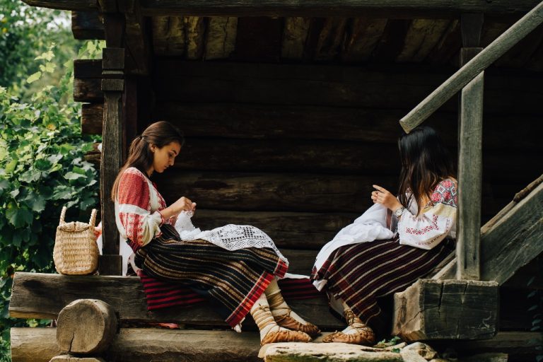 77 de elevi sibieni se întrec, de mâine, la Olimpiada „Meșteșuguri artistice tradiționale”