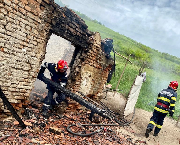 FOTO O casă a fost distrusă în urma unui incendiu