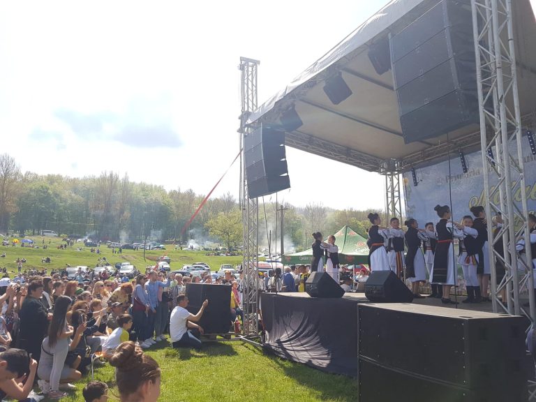 FOTO Super petrecere de 1 mai la barajul Ighişu Nou