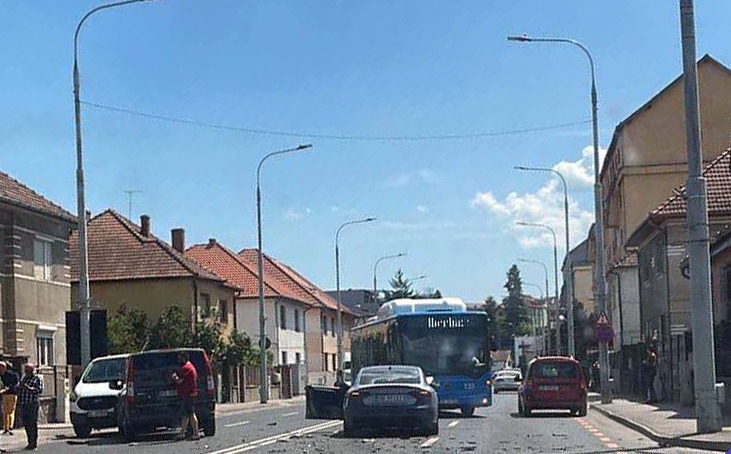 FOTO 3 autoturisme implicate într-o tamponare în lanţ din cauza unui şofer drogat