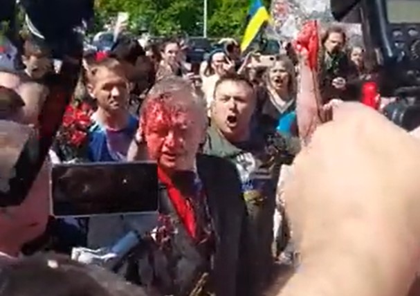 VIDEO Ambasadorul Rusiei în Polonia, stropit cu vopsea roșie la cimitirul soldaților sovietici din Varșovia