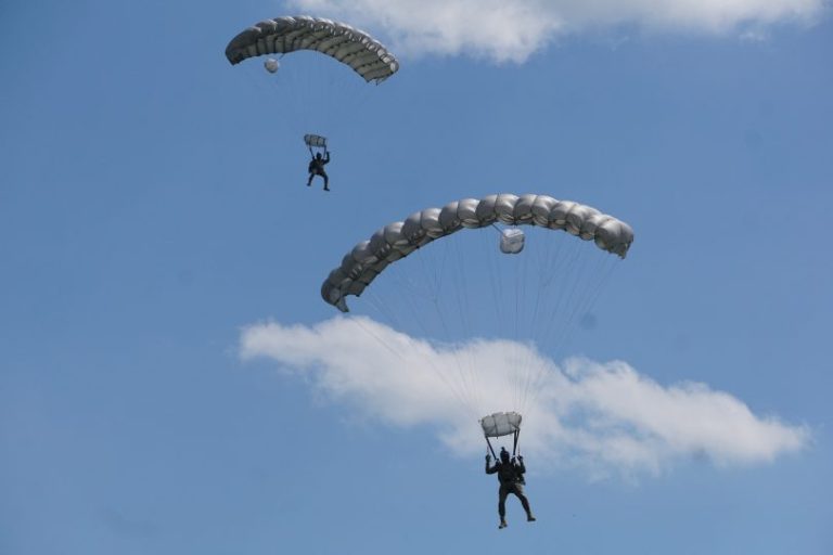 Un parașutist român a murit în timpul unui salt de antrenament