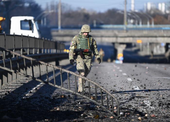 VIDEO Cele mai noi informații din Ucraina: Aeroportul din Odessa, bombardat. Primii ucraineni eliberați din Azovstal au ajuns în Zaporojie