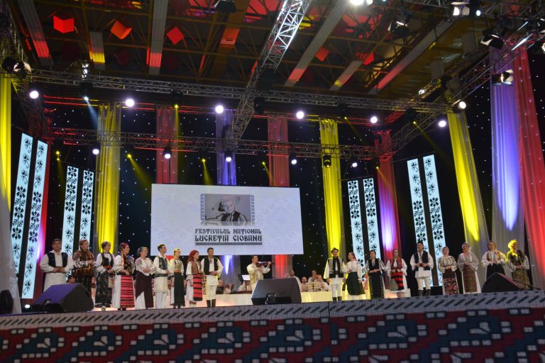Zeci de interpreți de muzică populară, așteptați la Festivalul-Concurs „Lucreția Ciobanu” de la Sibiu
