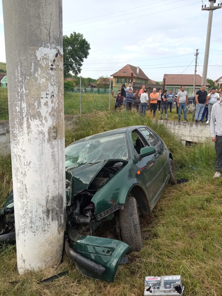 FOTO Un autoturism a intrat într-un stâlp. Patru persoane se aflau în maşină