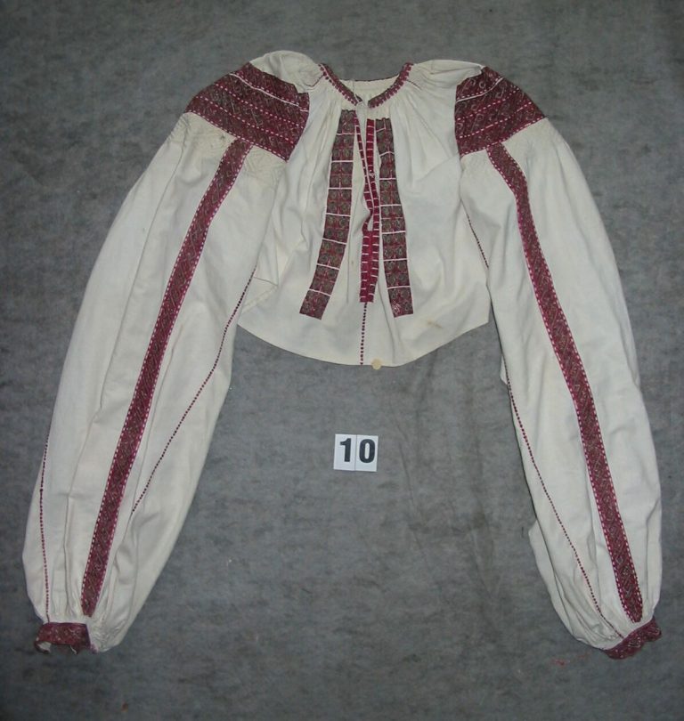 124 de cămăși cusute cu mătase pe pânze de in, bumbac sau cânepă, într-o expoziție la Muzeul ASTRA