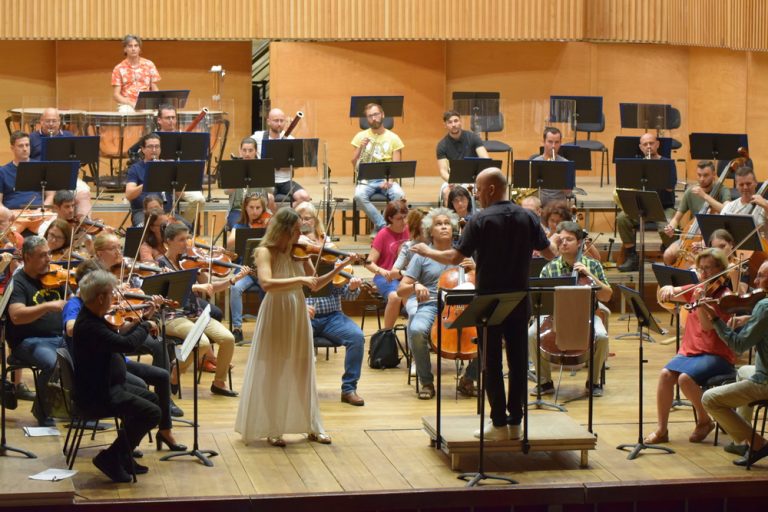 Violonista Anna Țifu concertează, în premieră, alături de Orchestra Filarmonicii de Stat Sibiu