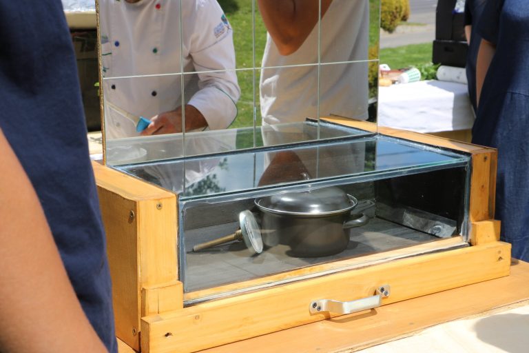 FOTO Două echipe de liceeni din Mediaș au gătit la cuptoare solare