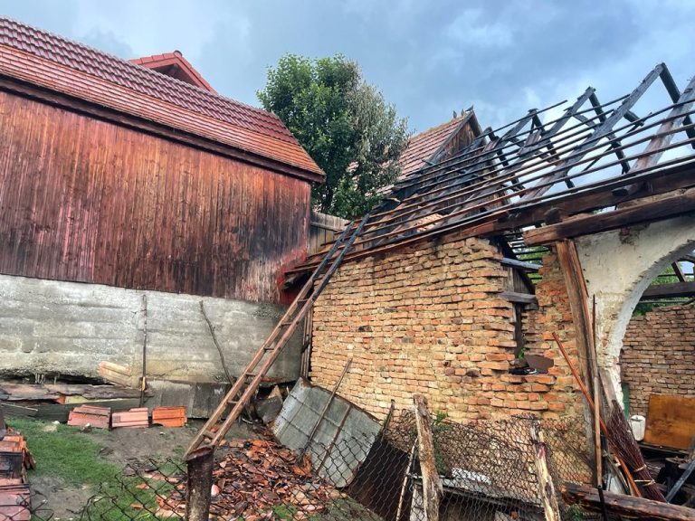 FOTO Bărbat rănit în urma unei explozii provocate de o butelie