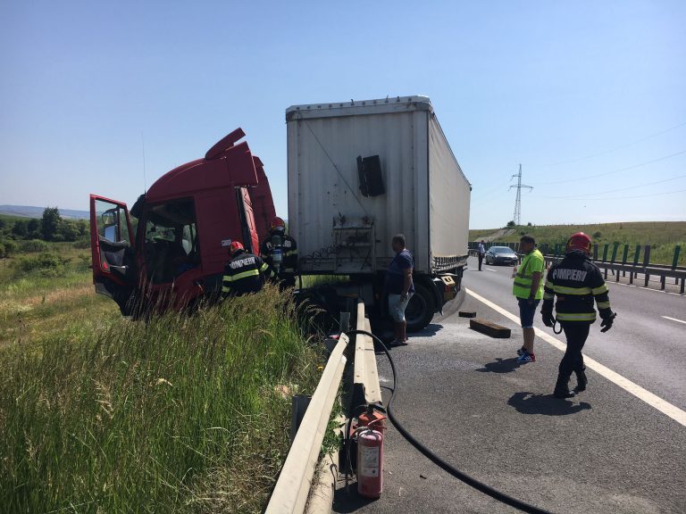 FOTO Incendiu la un autocamion pe A1 în urma unei tamponări