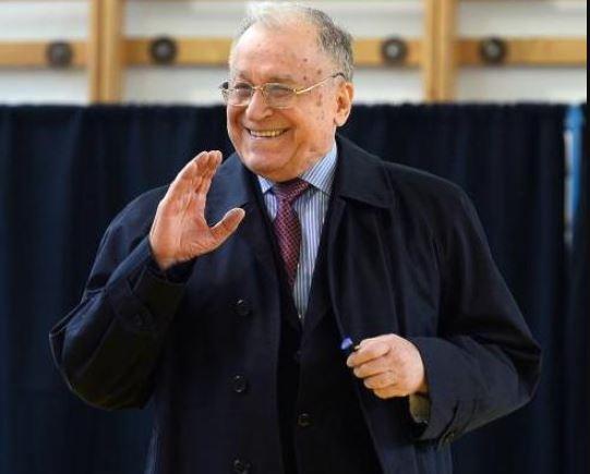 Guvernul României cere în instanţă retragerea certificatului de revoluţionar al fostului preşedinte Ion Iliescu
