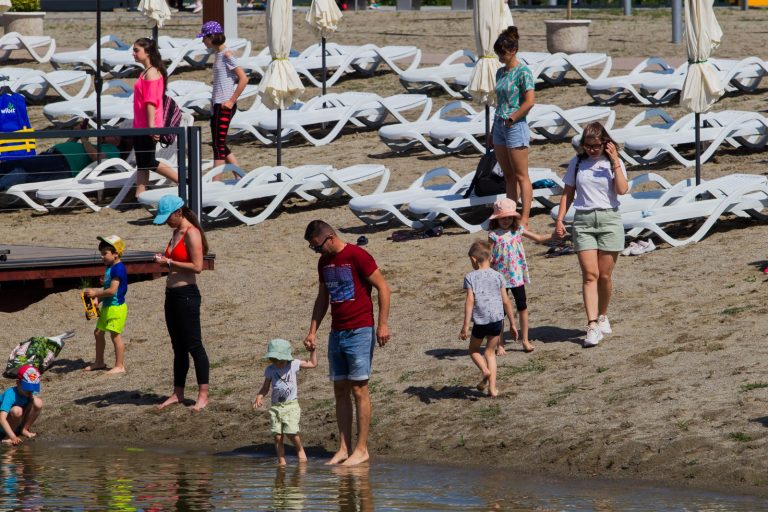 Sibienii, copii și adulți, au umplut șezlongurile de la Lacul Binder și toboganele plutitoare în prima zi