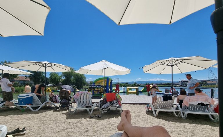Reportaj la Lacul lui Binder: Care sunt cele mai importante plusuri și minusuri, la noua plajă din Sibiu